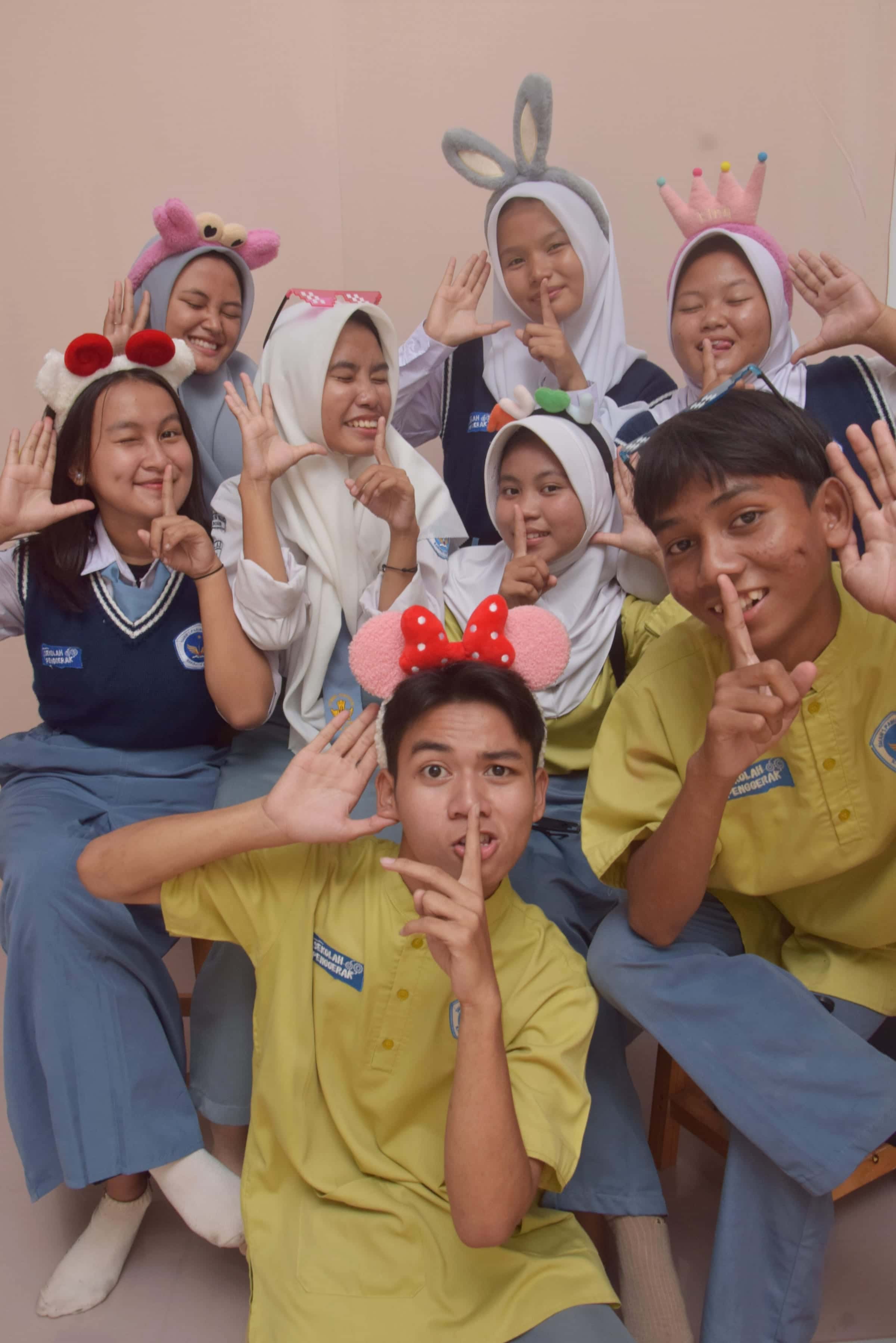 Foto event grup pelajar gaya ceria dengan seragam sekolah