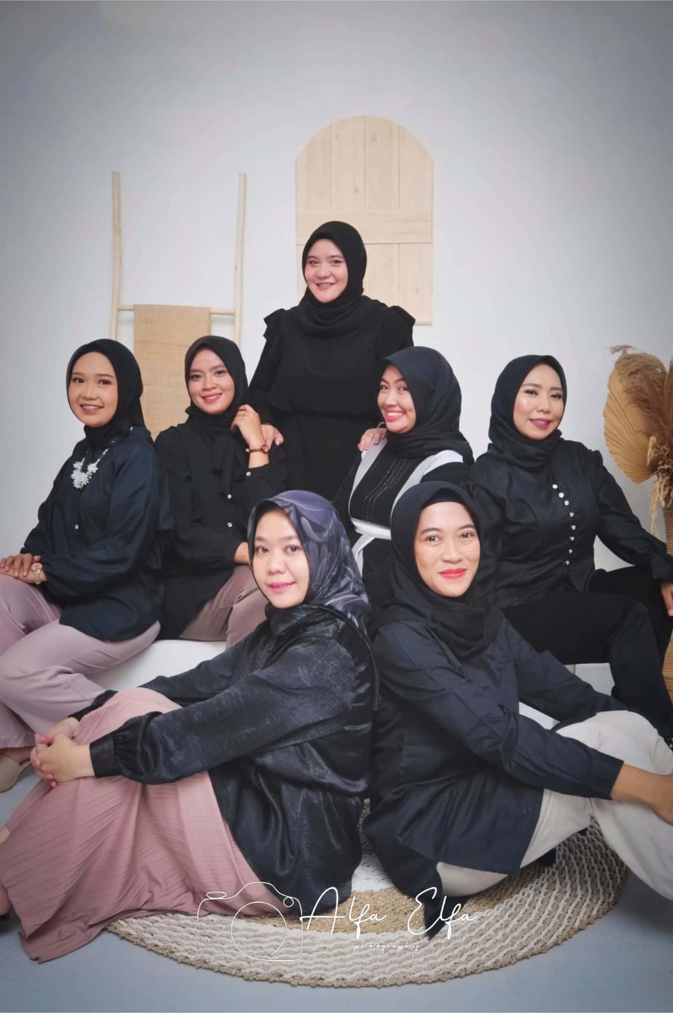Foto event grup wanita berhijab hitam formal