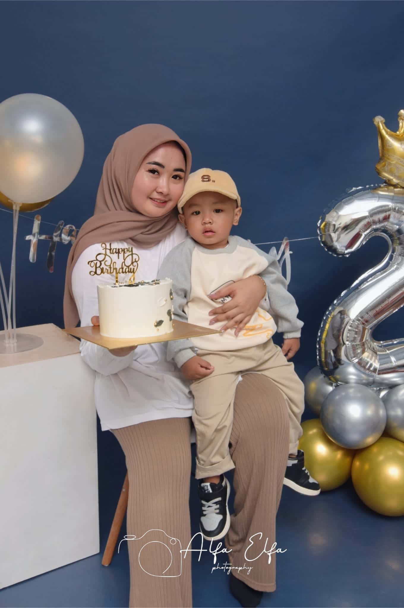 Foto event ulang tahun anak dengan balon angka dan kue
