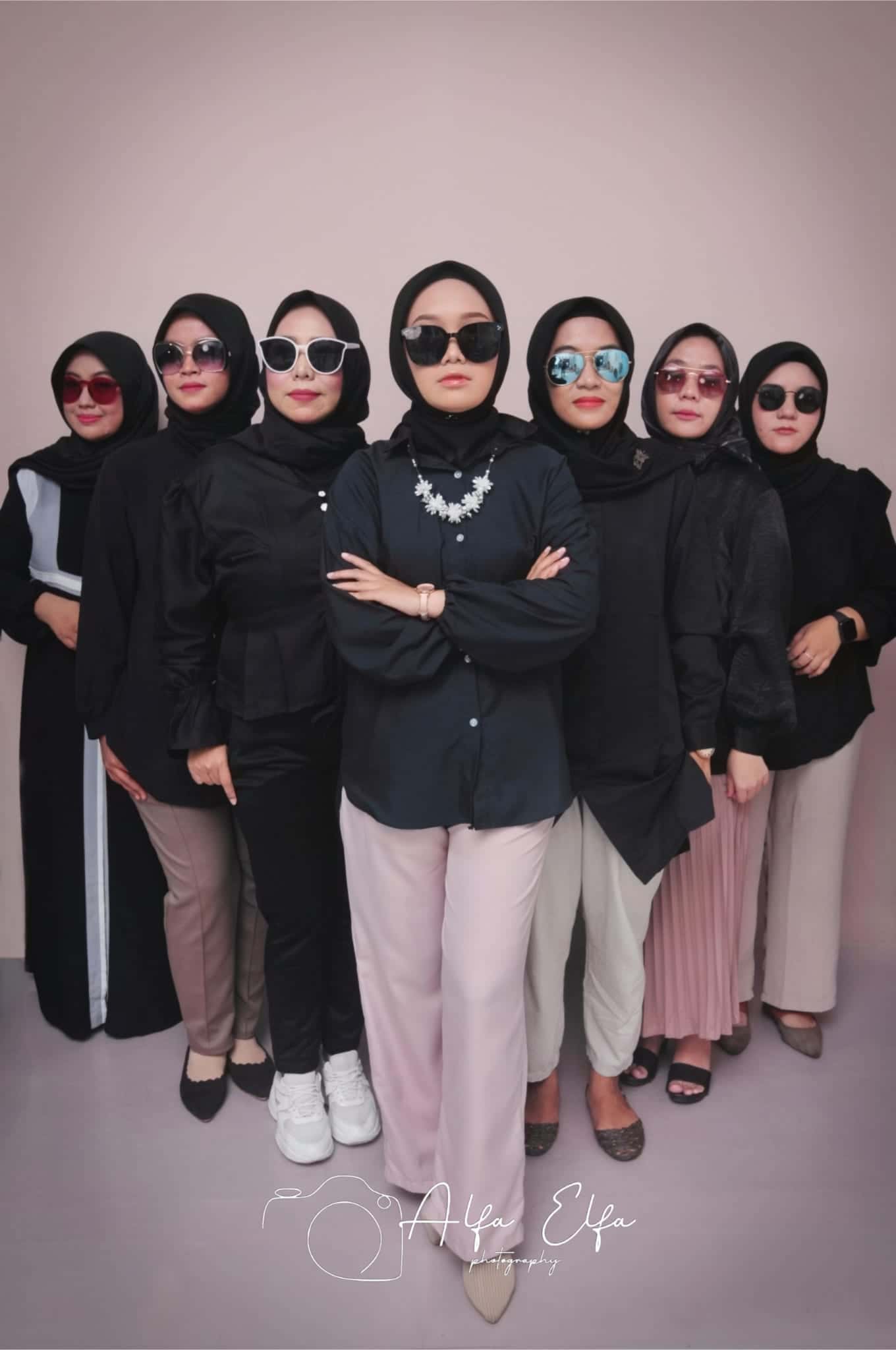 Foto event grup wanita glamor dengan kacamata hitam