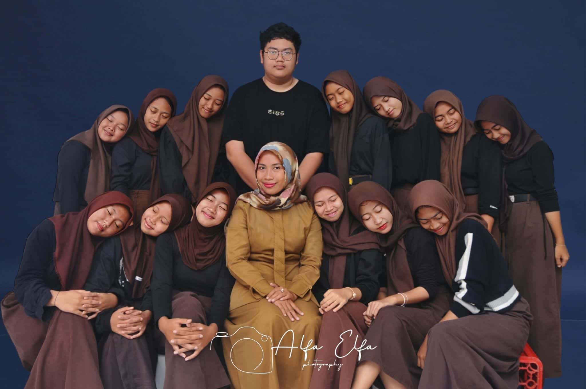 Dokumentasi foto event komunitas dengan latar gelap dramatis