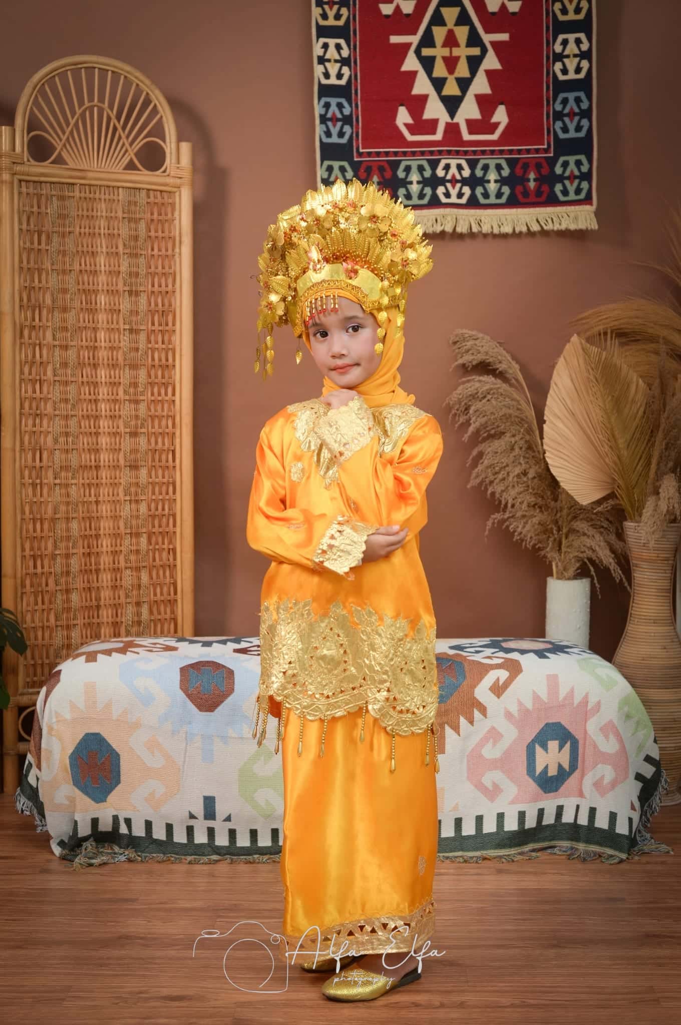 Foto fine art anak busana adat Melayu warna emas
