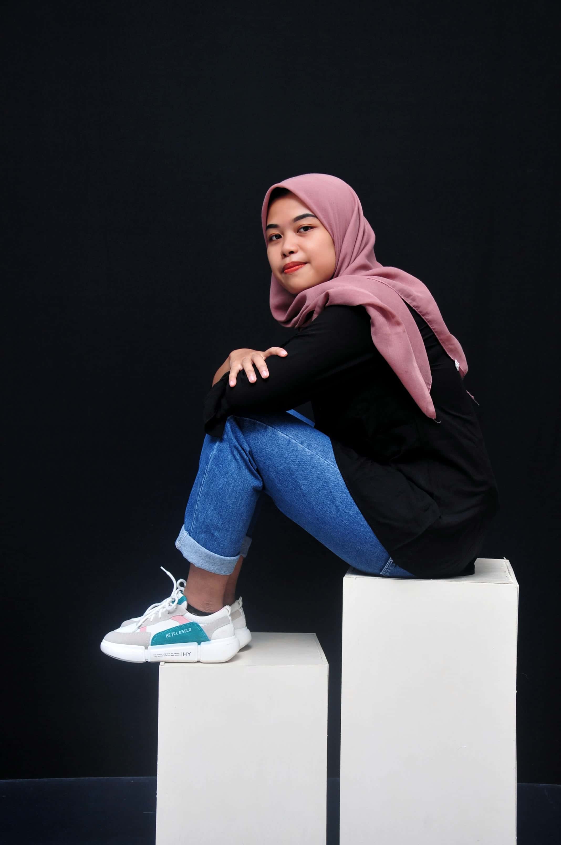 Potret fine art wanita berhijab dengan pencahayaan dramatis gelap