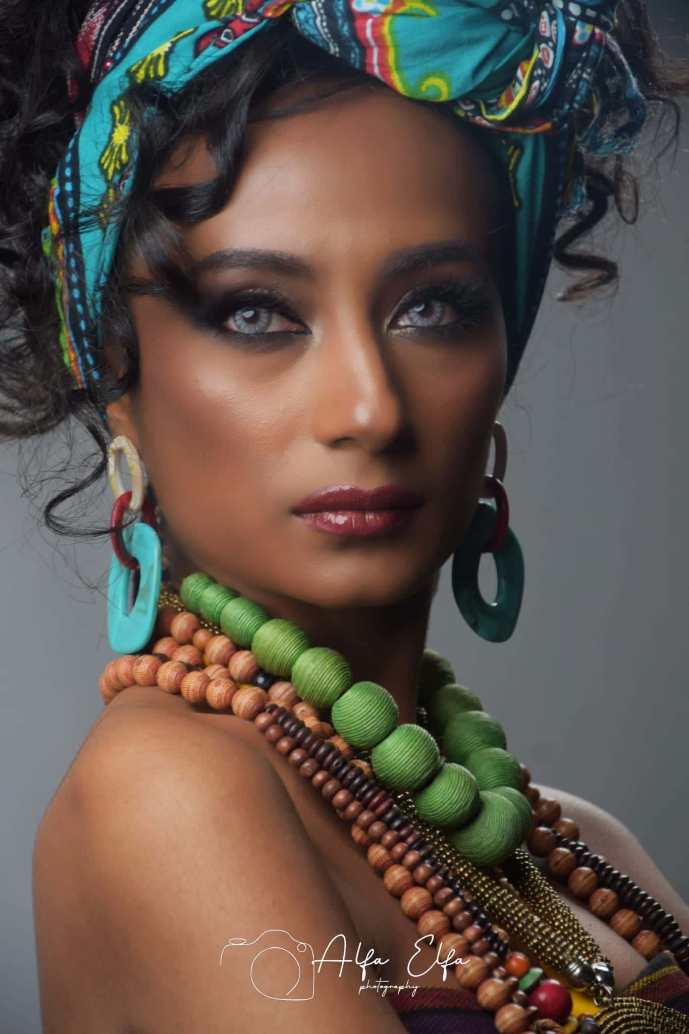 Foto fine art editorial wanita dengan aksesoris etnik
