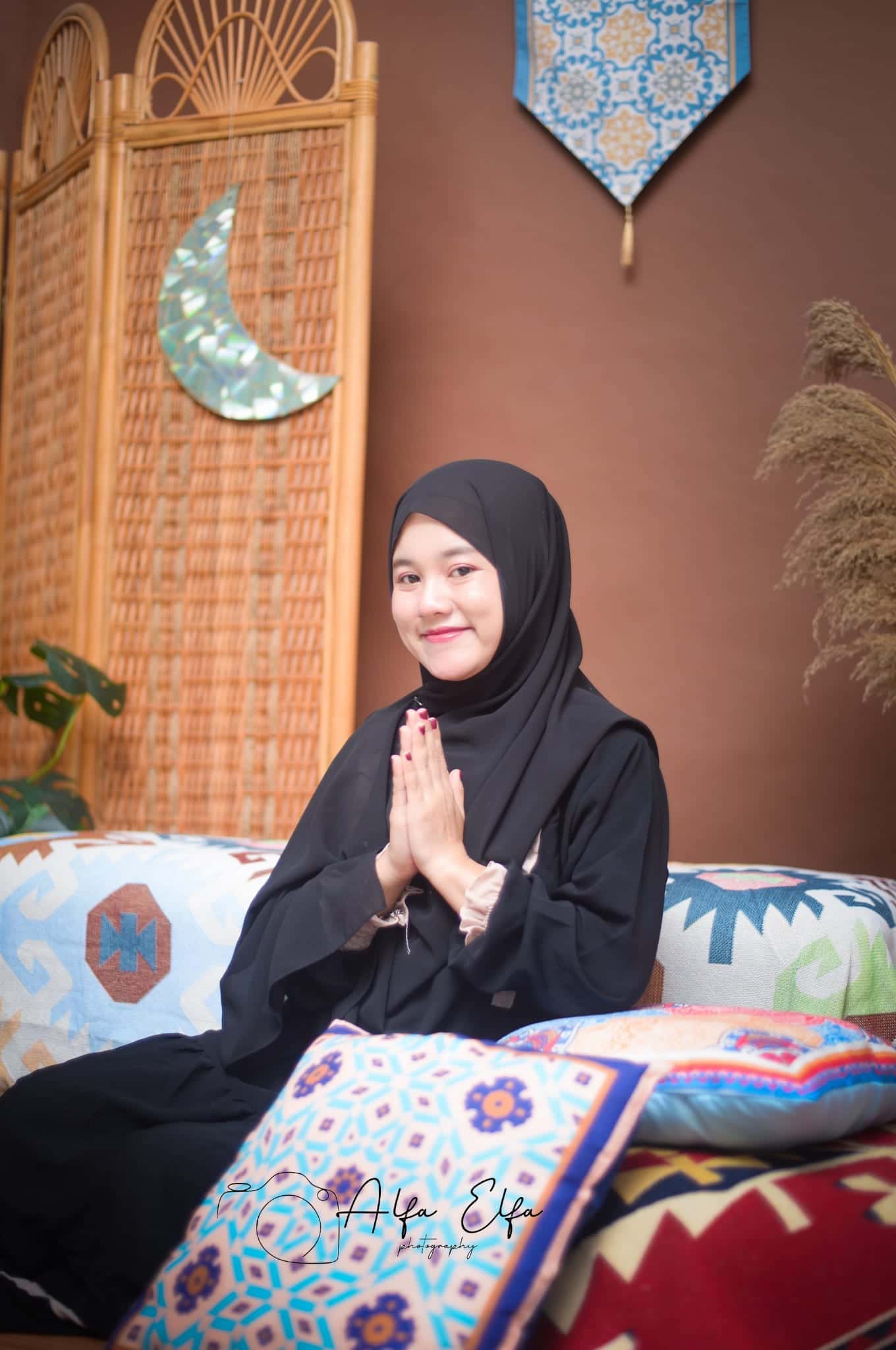 Potret fine art wanita busana hitam gaya tenang minimalis