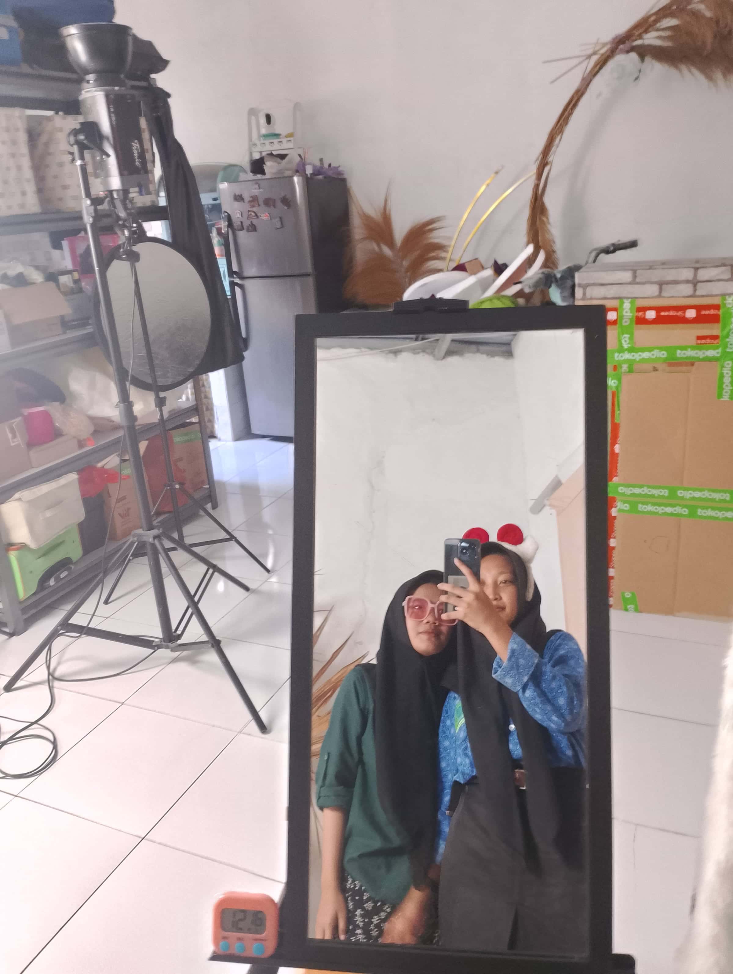 Sesi fotobox studio dengan cermin dan lighting profesional
