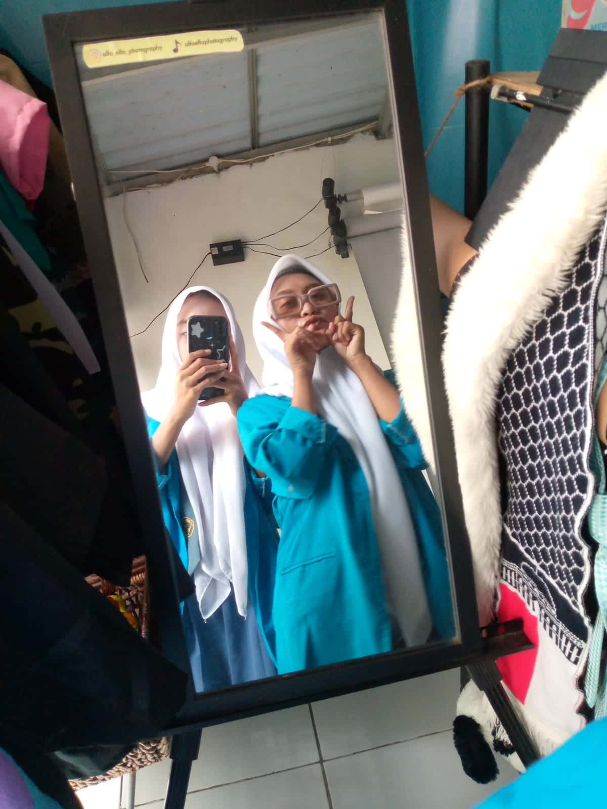 Momen candid sesi fotobox berdua di depan cermin studio