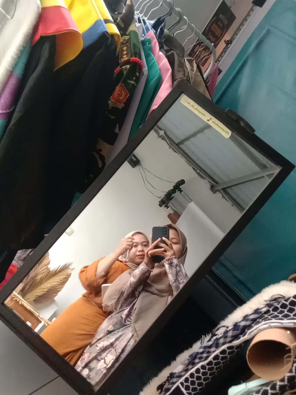 Sesi persiapan fotobox dengan cermin rias dan lampu studio