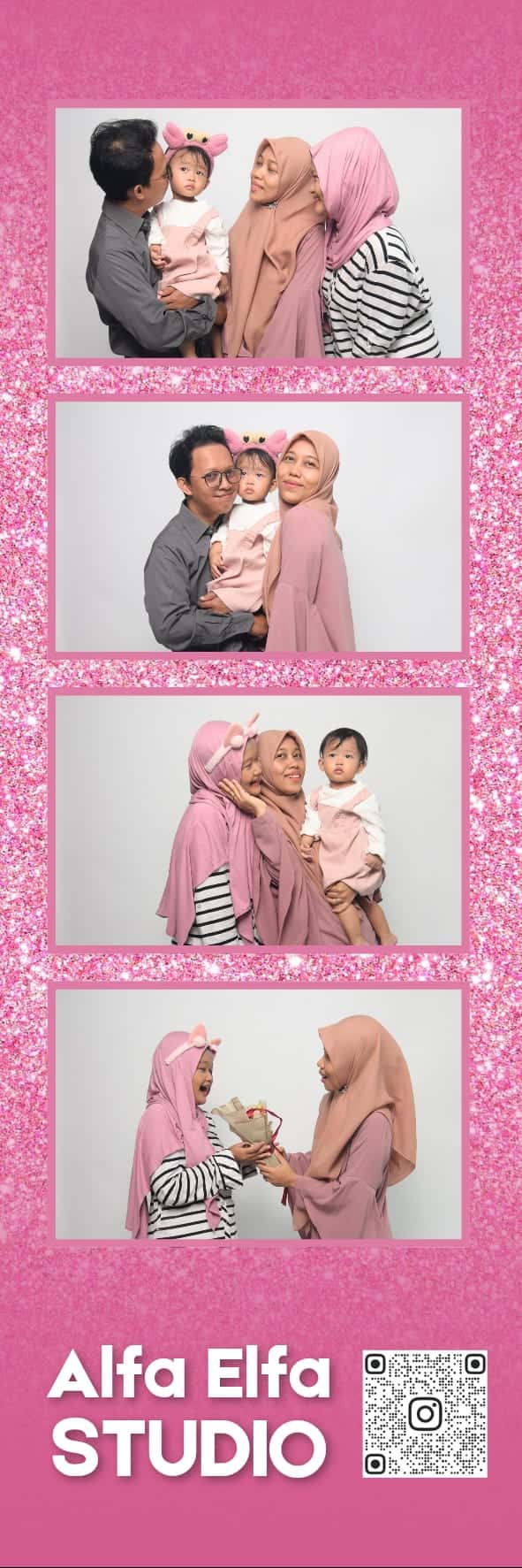 Cetakan photostrip fotobox ibu dan anak bingkai pink glitter