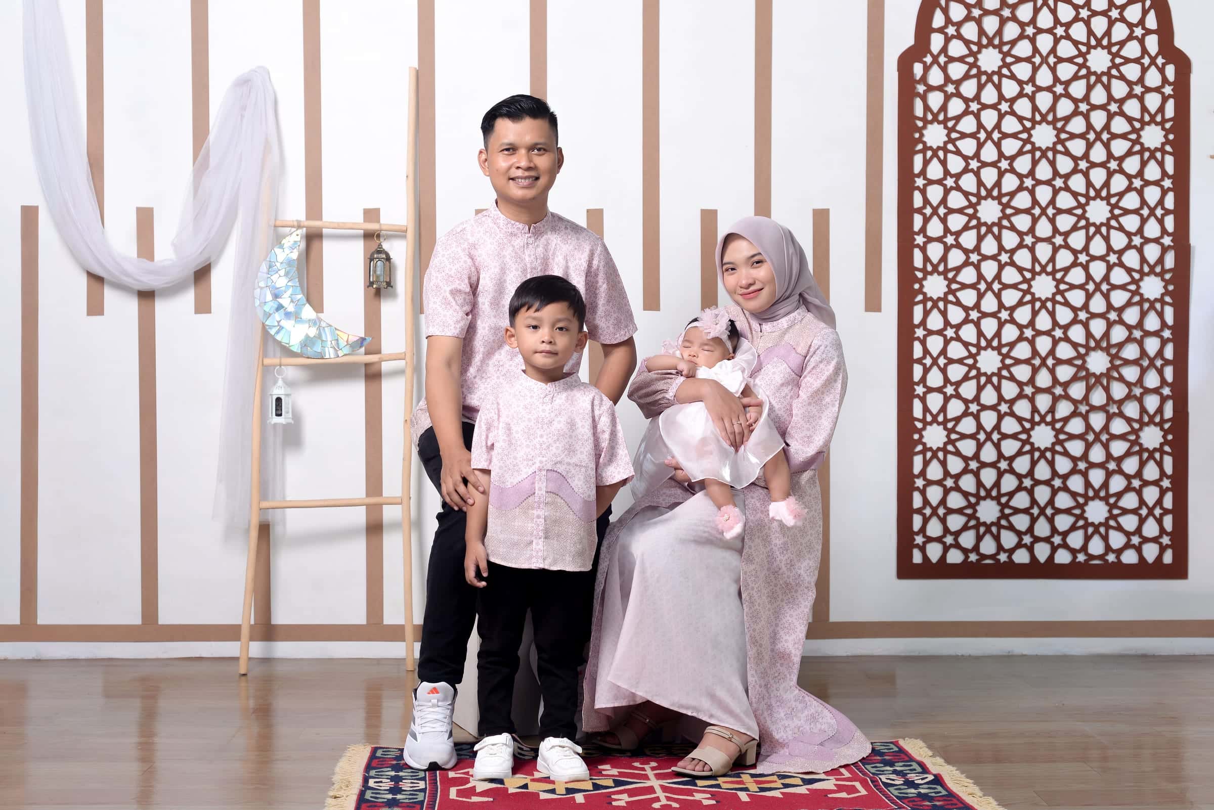 Foto keluarga konsep boho dengan baju couple di studio Alfa Elfa Photography Parung Panjang