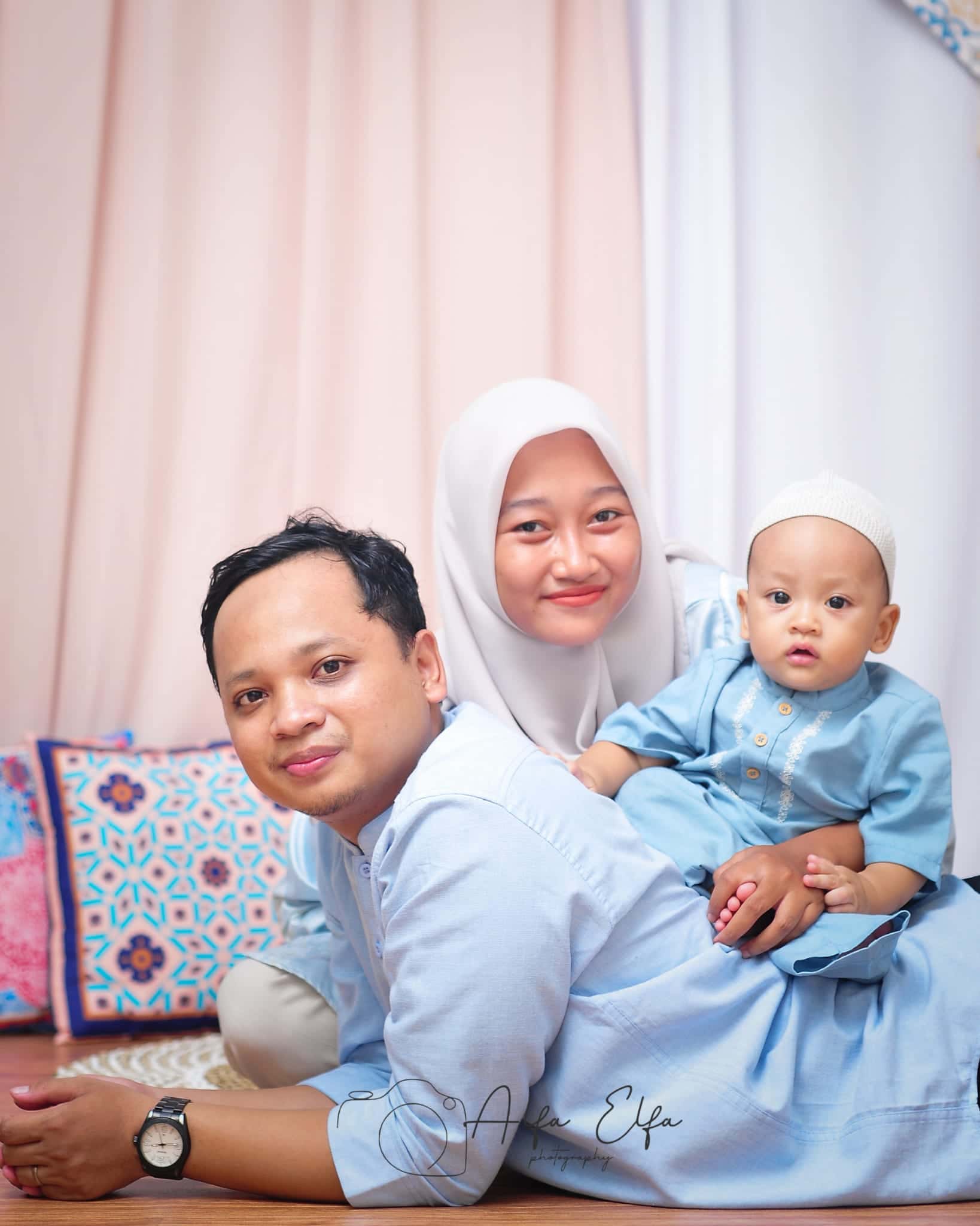 Foto keluarga ayah ibu dan bayi bersantai di atas kasur