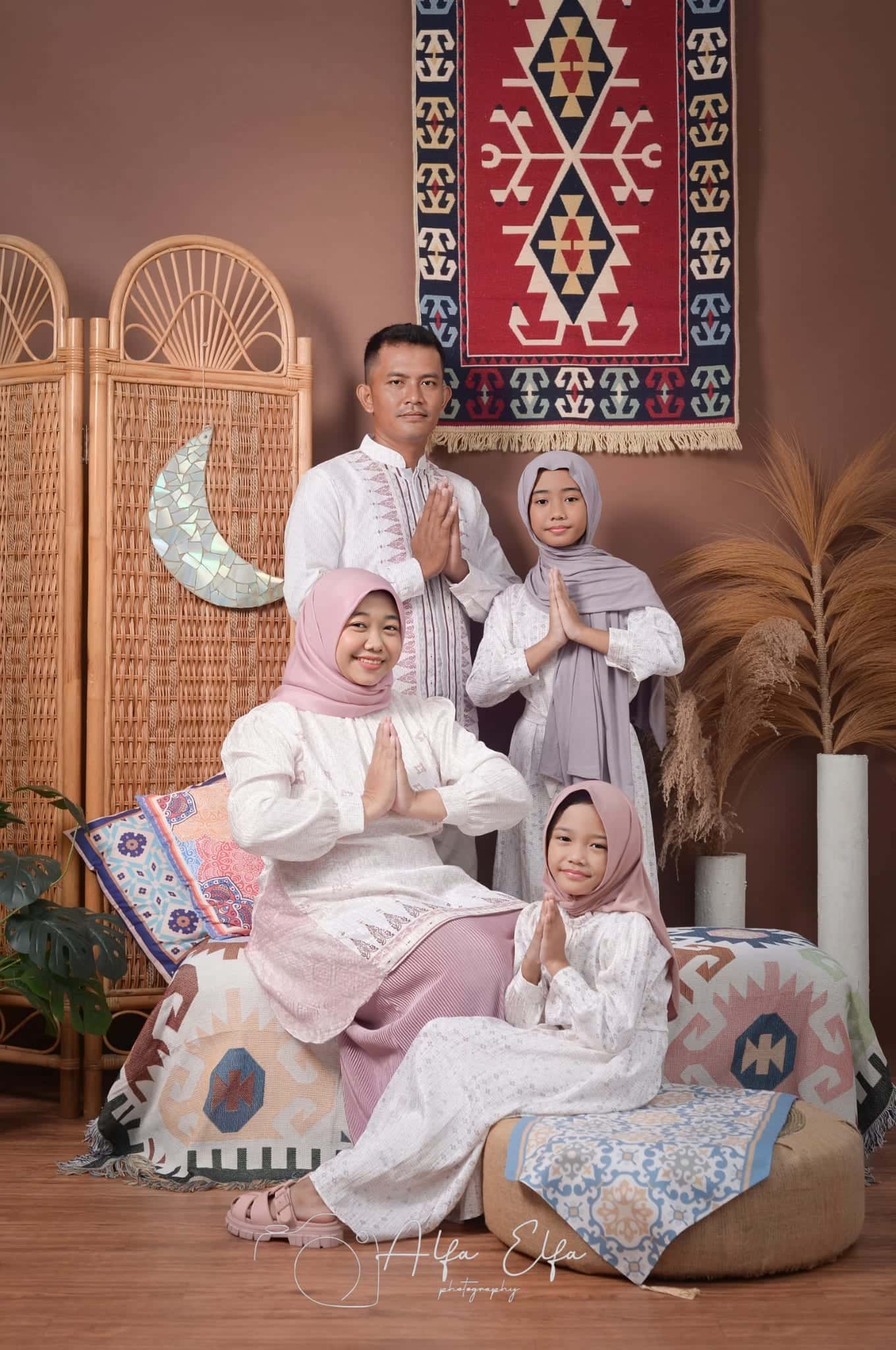 Foto keluarga konsep ruang boho dengan dekorasi bulan dan karpet etnik
