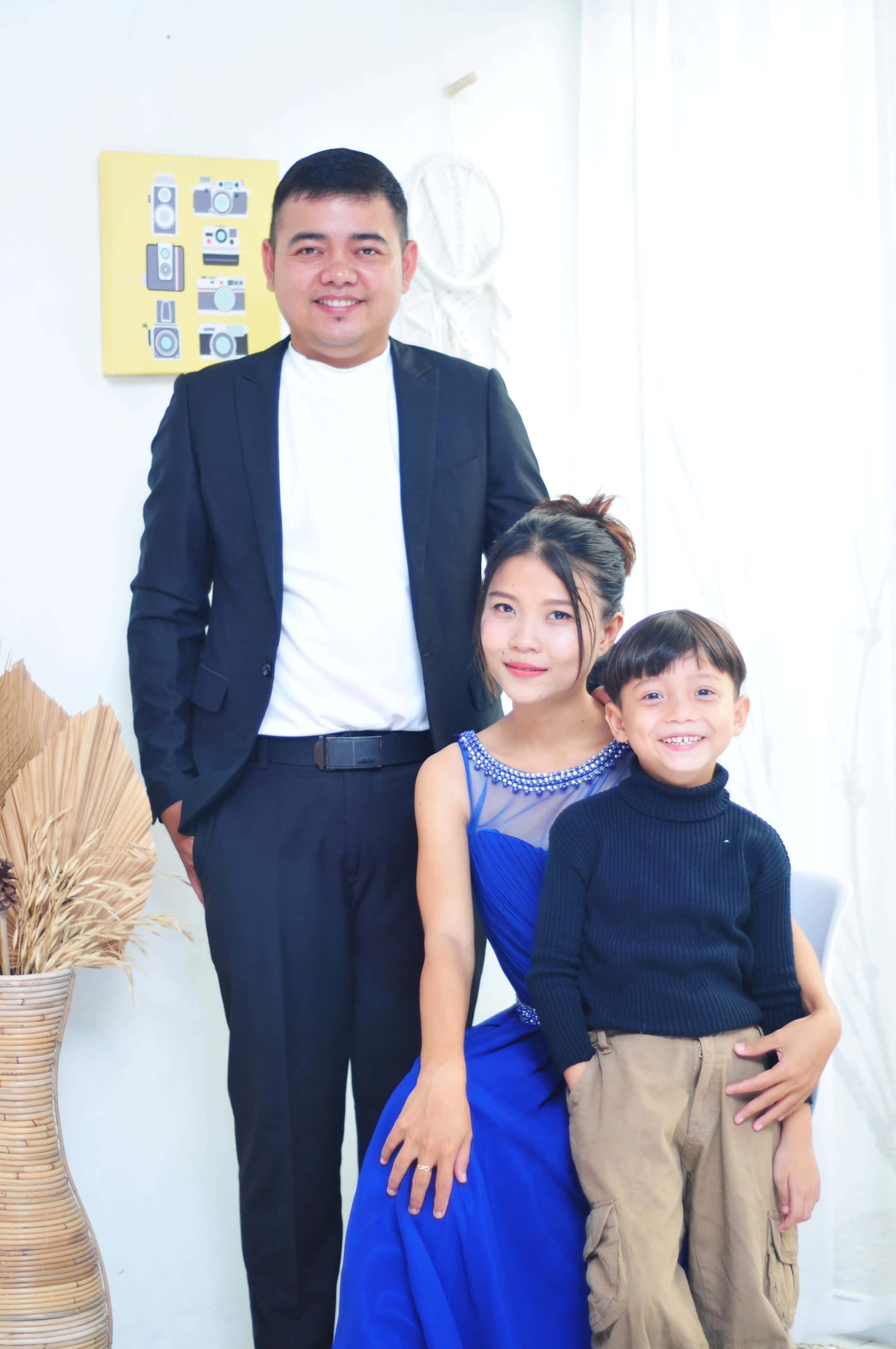 Foto keluarga formal ayah ibu dan anak busana rapi