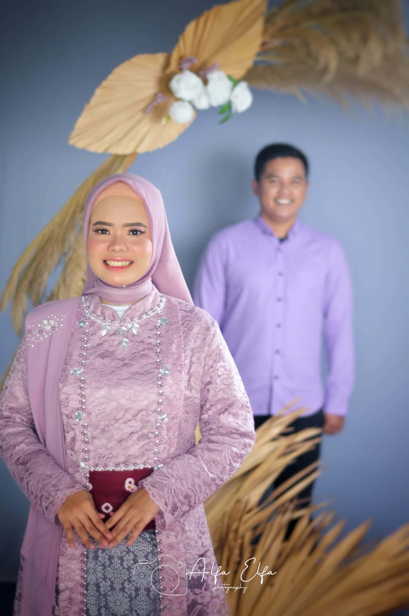 Foto keluarga pasangan busana kebaya dan kemeja senada