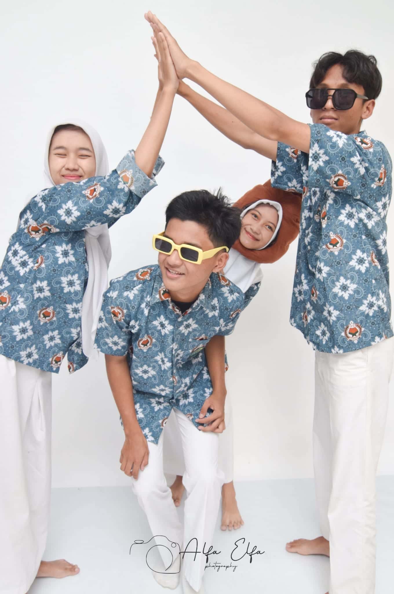 Foto keluarga gaya santai kompak busana batik