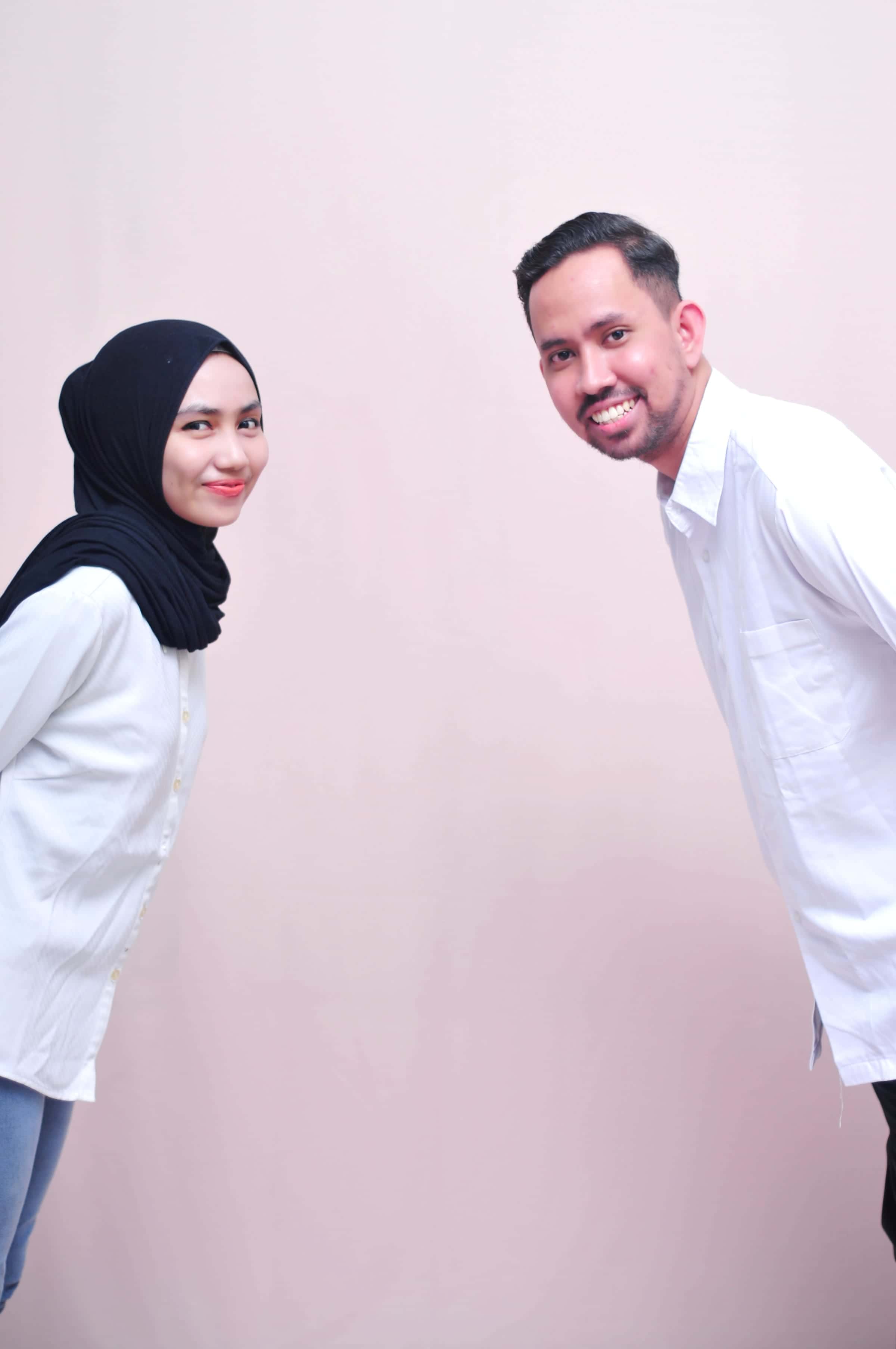 Foto keluarga ibu dan anak busana casual senada
