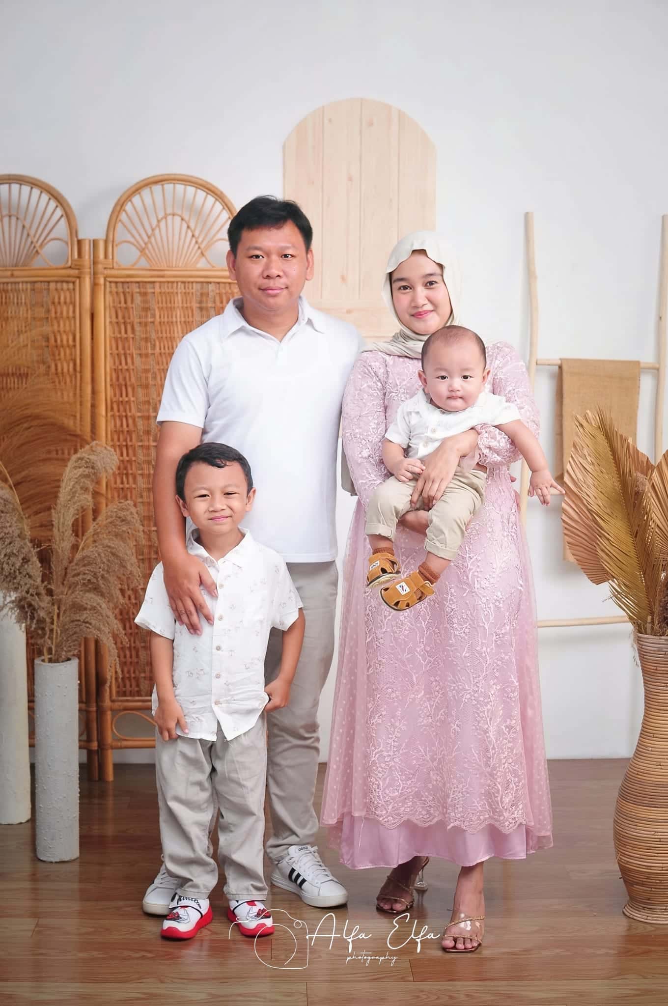 Konsep Ruang Boho untuk foto keluarga di studio Alfa Elfa Photography