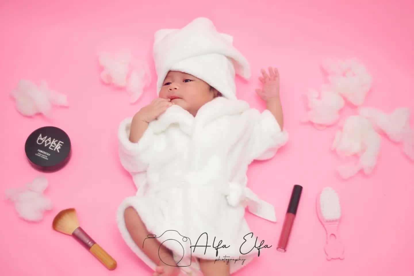 Foto newborn bayi terbungkus selimut bulu putih lembut