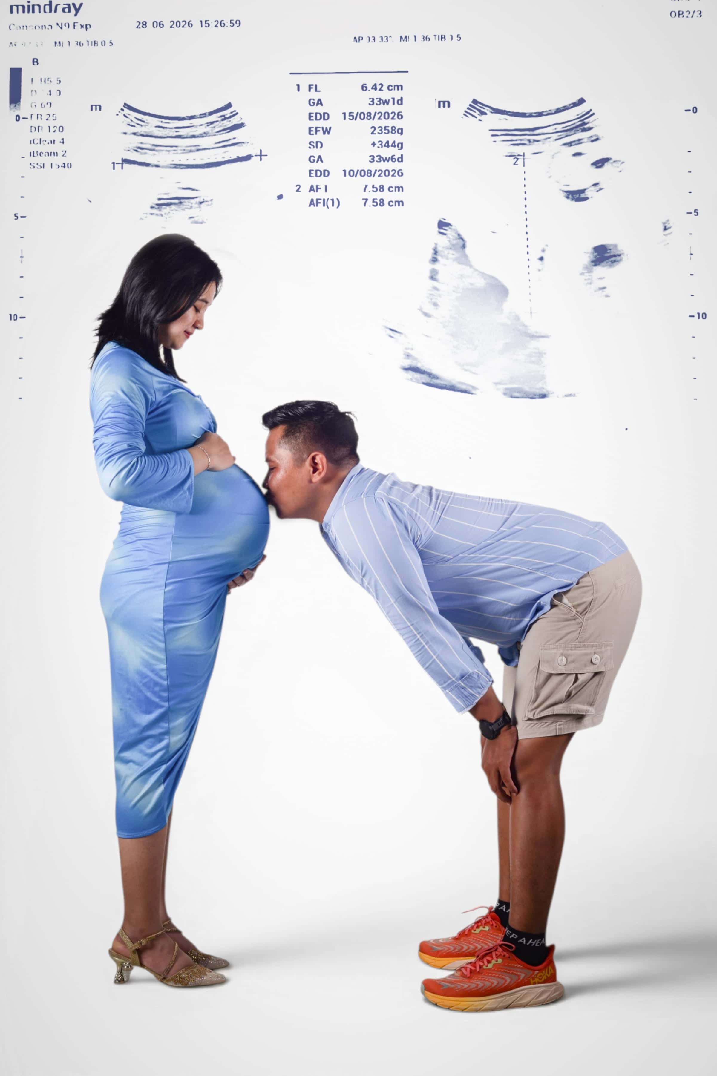 Foto maternity pasangan suami istri konsep playful busana biru