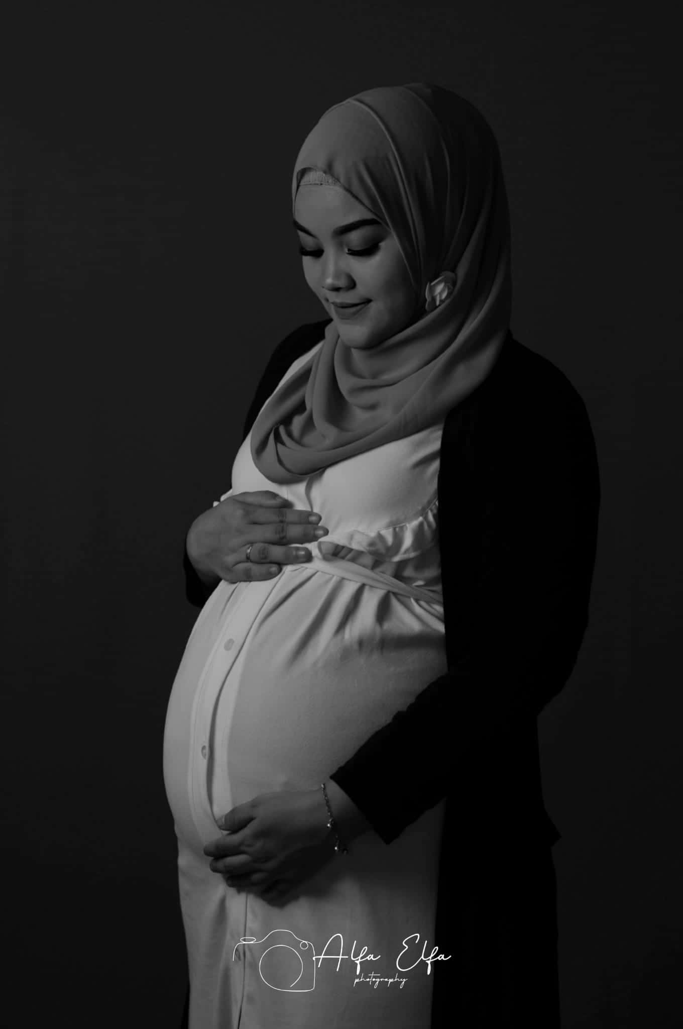 Foto maternity artistik hitam putih siluet ibu hamil