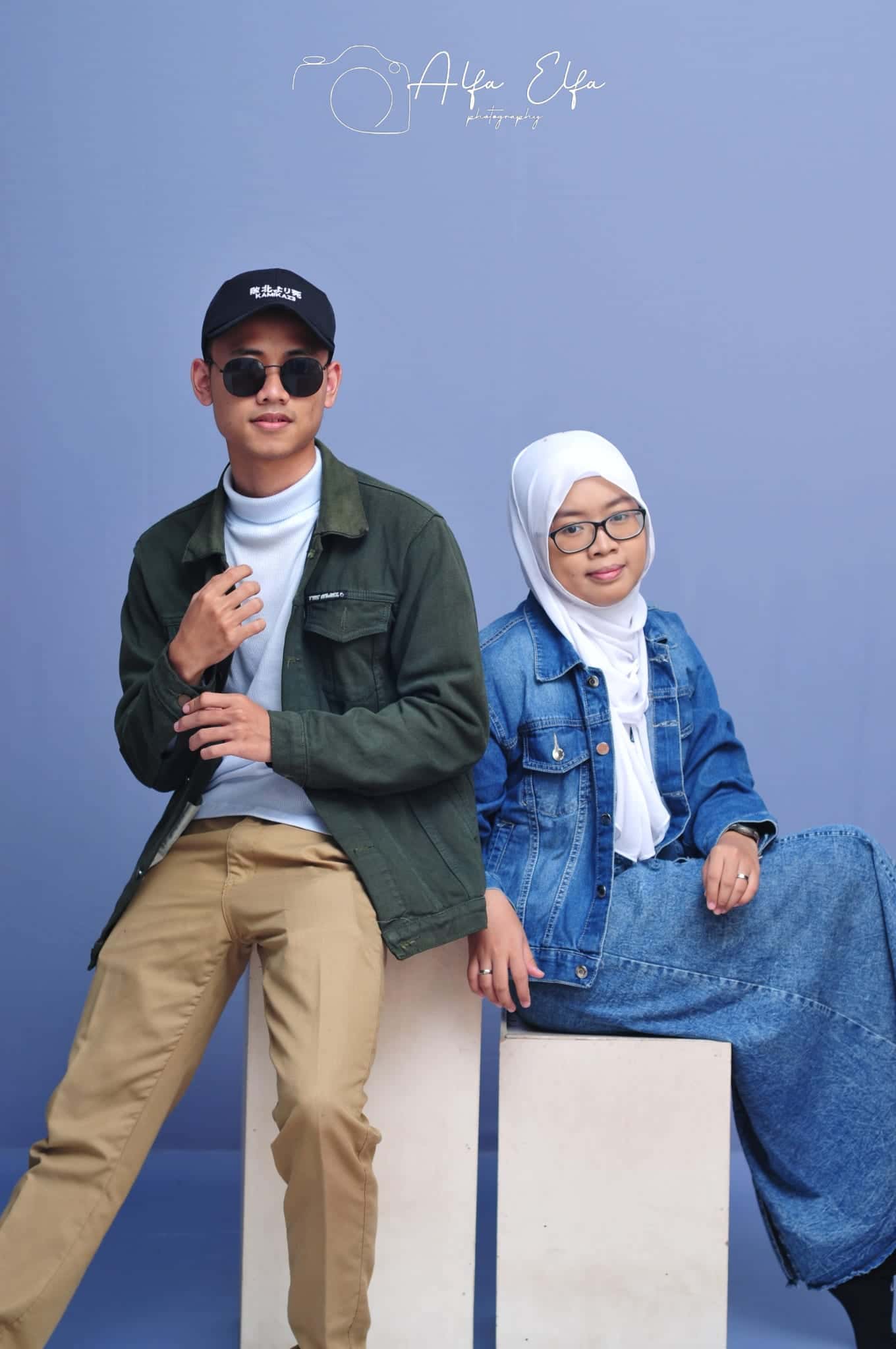 Foto prewedding santai pasangan busana denim casual
