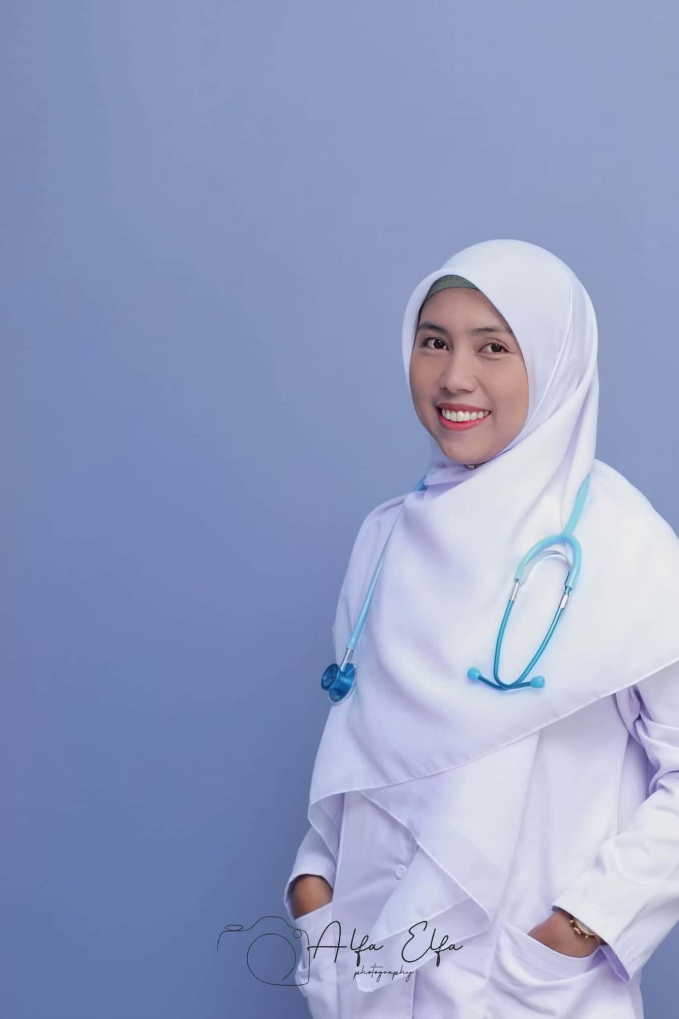 Foto produk kostum profesi tenaga medis dengan stetoskop