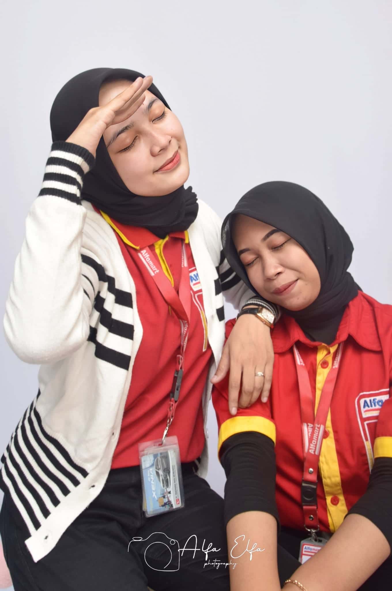 Foto produk seragam jaket merah untuk kebutuhan promosi brand
