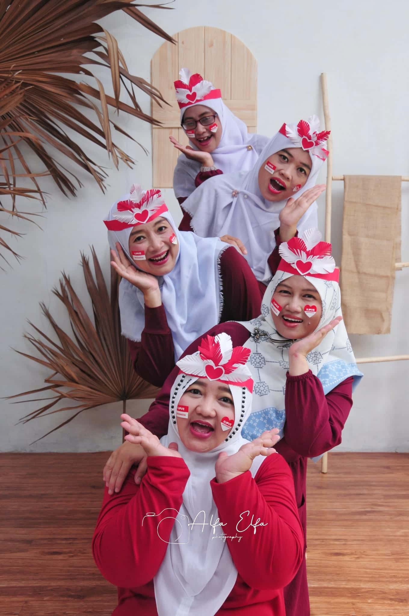 Self studio ceria grup wanita dengan mahkota bunga di Alfa Elfa Photography