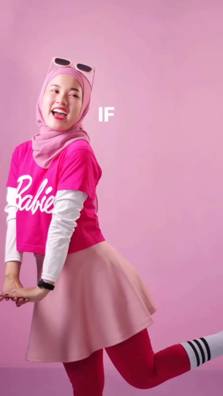 Self studio konsep playful wanita busana pink dengan properti teks