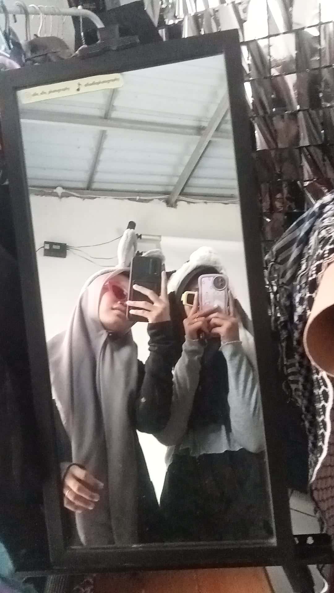 Momen candid self studio berdua di depan cermin