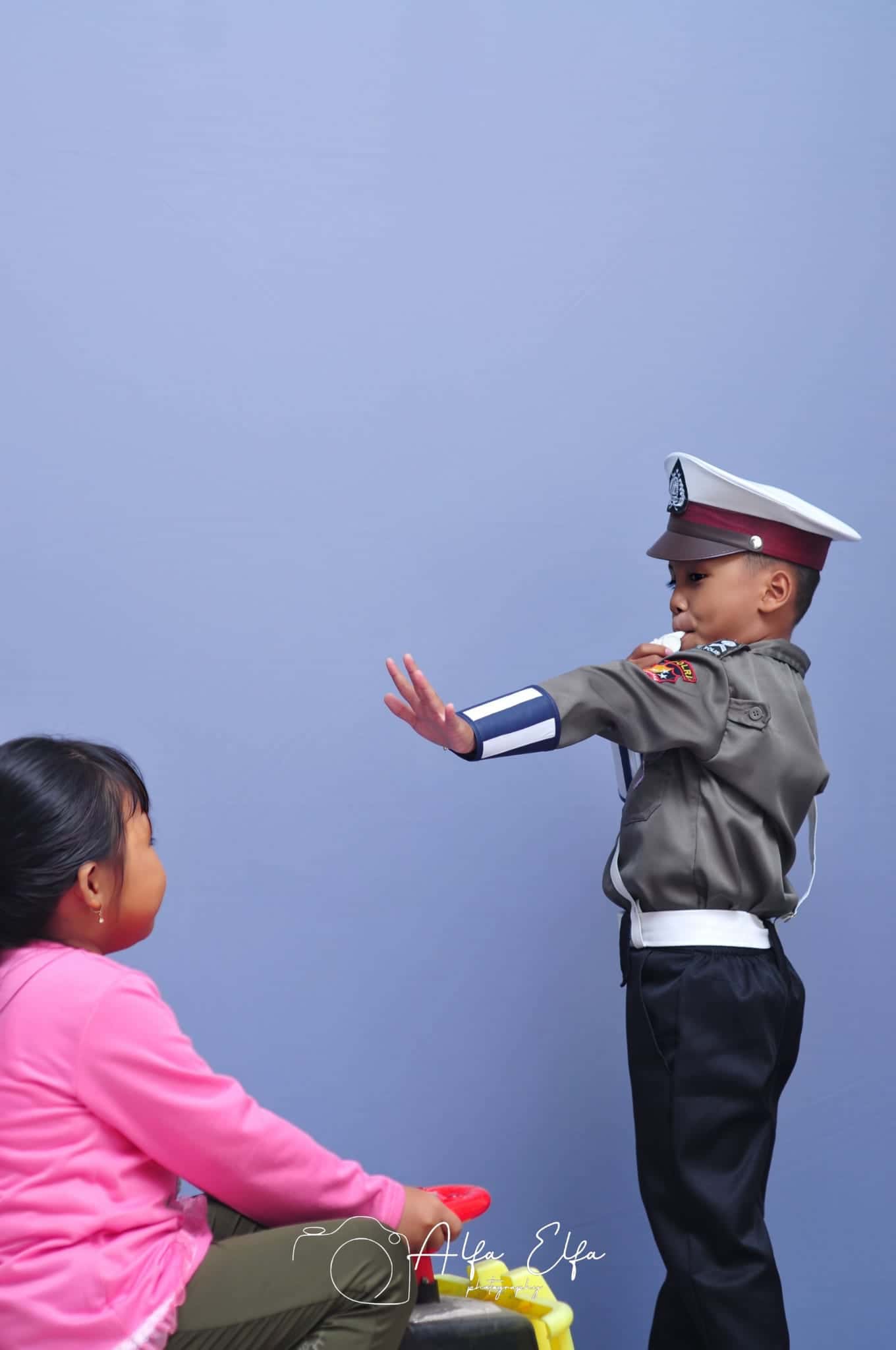 Self studio anak kostum polisi bersama saudara