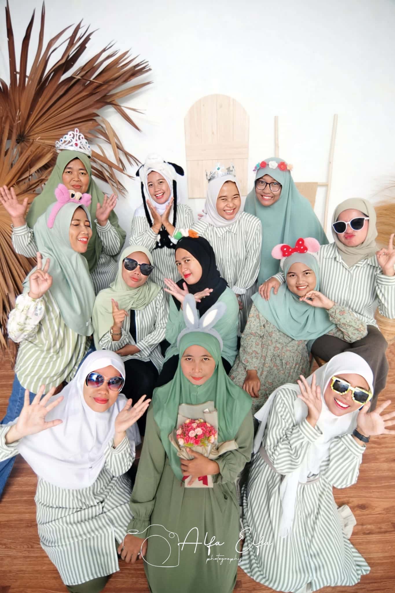 Self studio grup wanita ceria busana hijau seragam