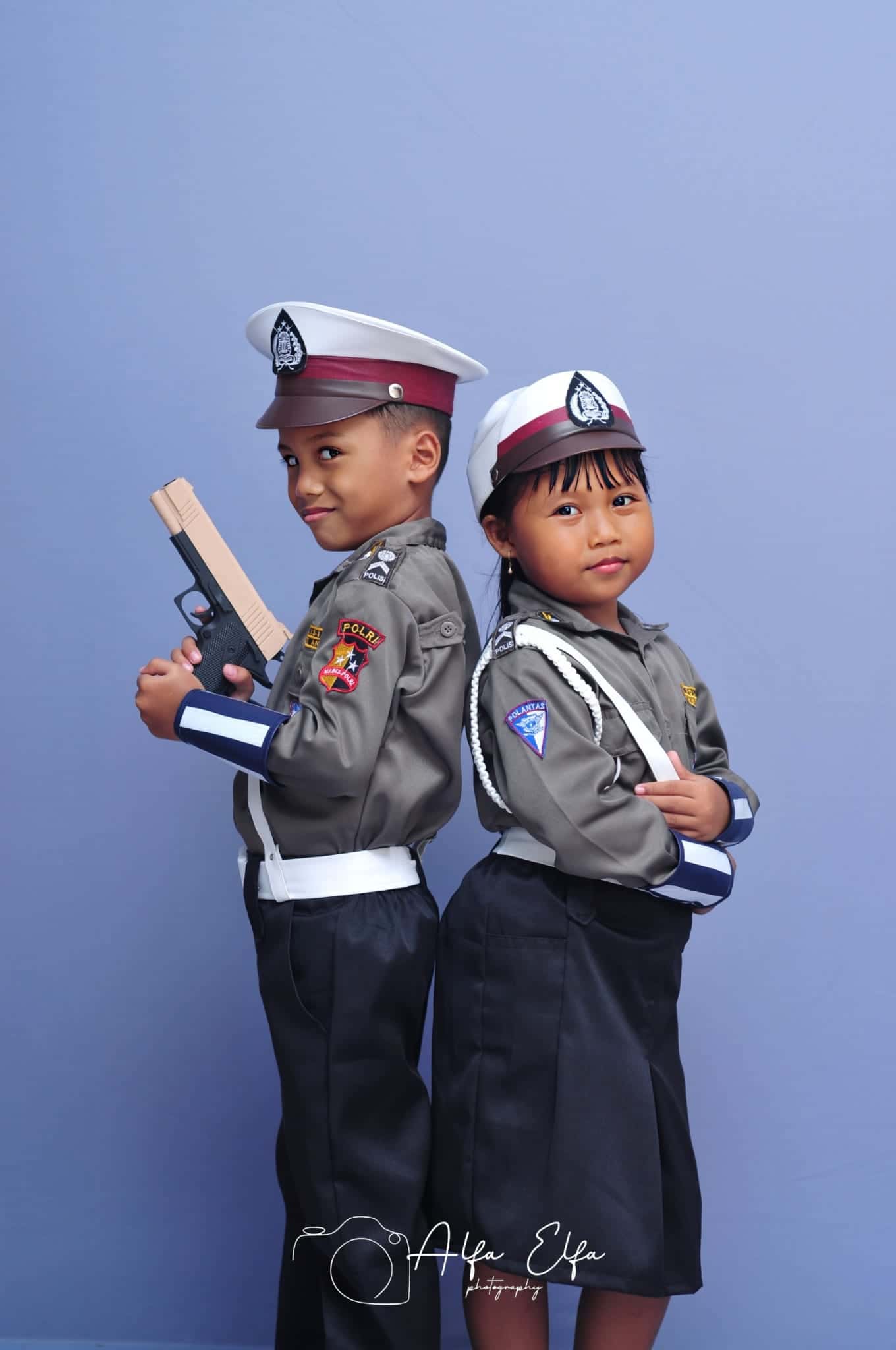 Self studio dua anak kostum polisi lalu lintas gaya lucu