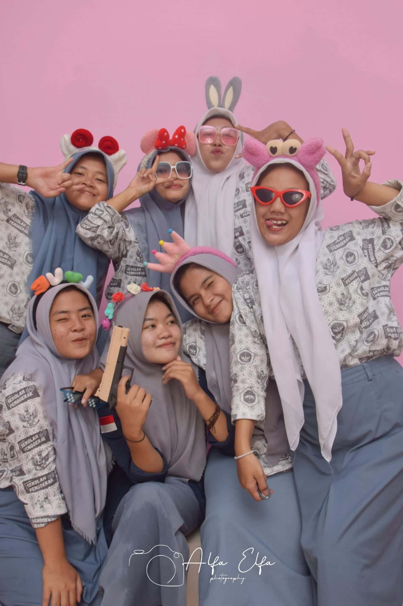 Self studio grup wanita gaya kocak dengan properti kacamata lucu
