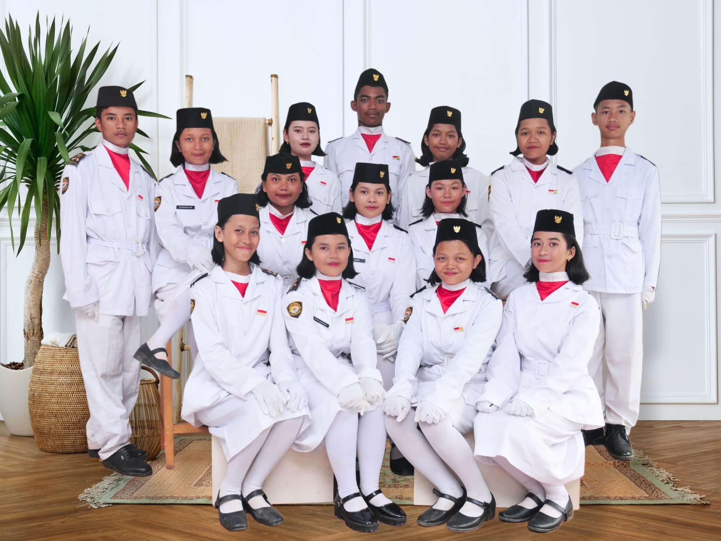 Foto wisuda grup siswa seragam putih formal kelulusan sekolah
