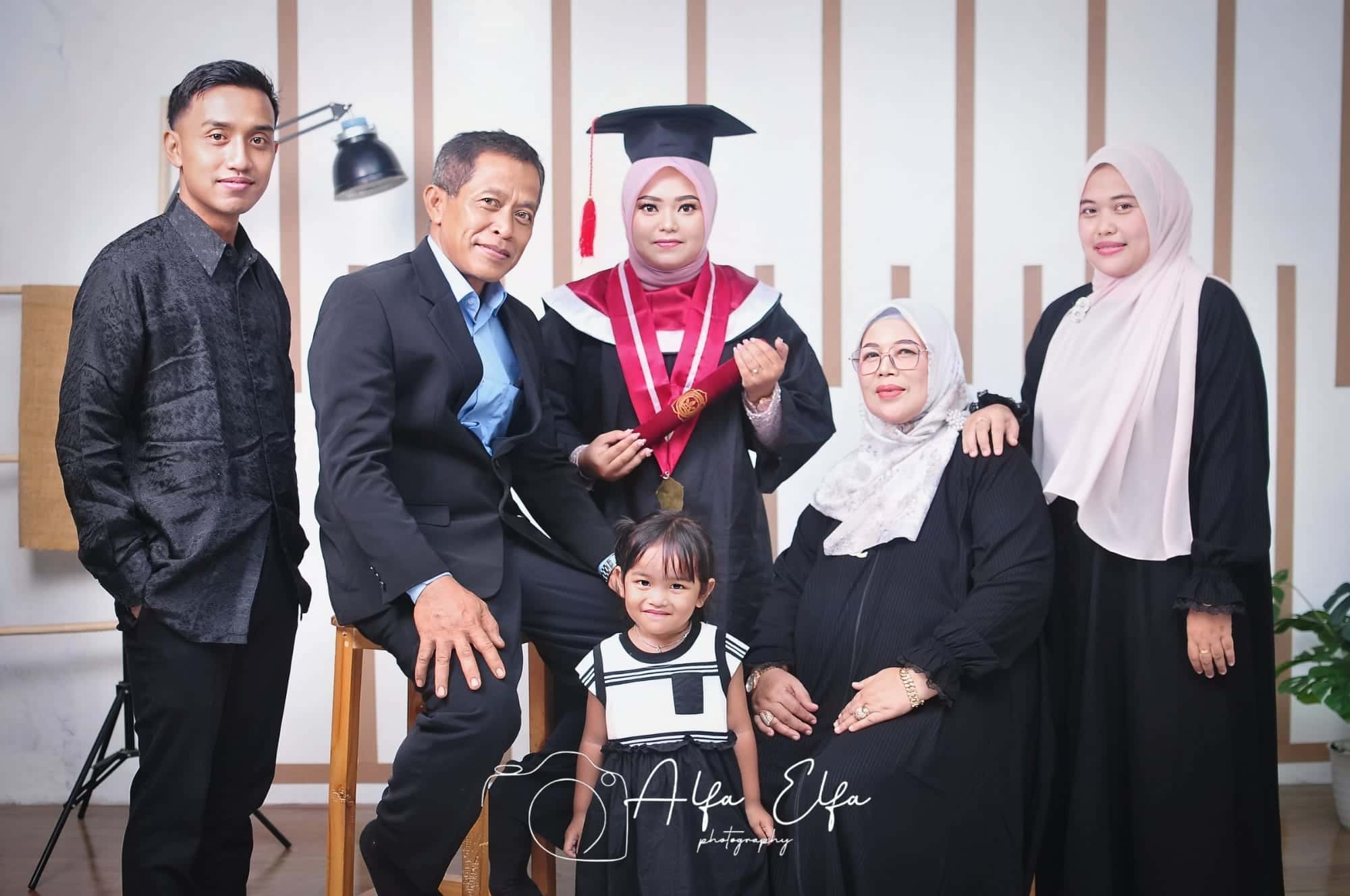 Foto keluarga mendampingi momen wisuda dengan busana formal
