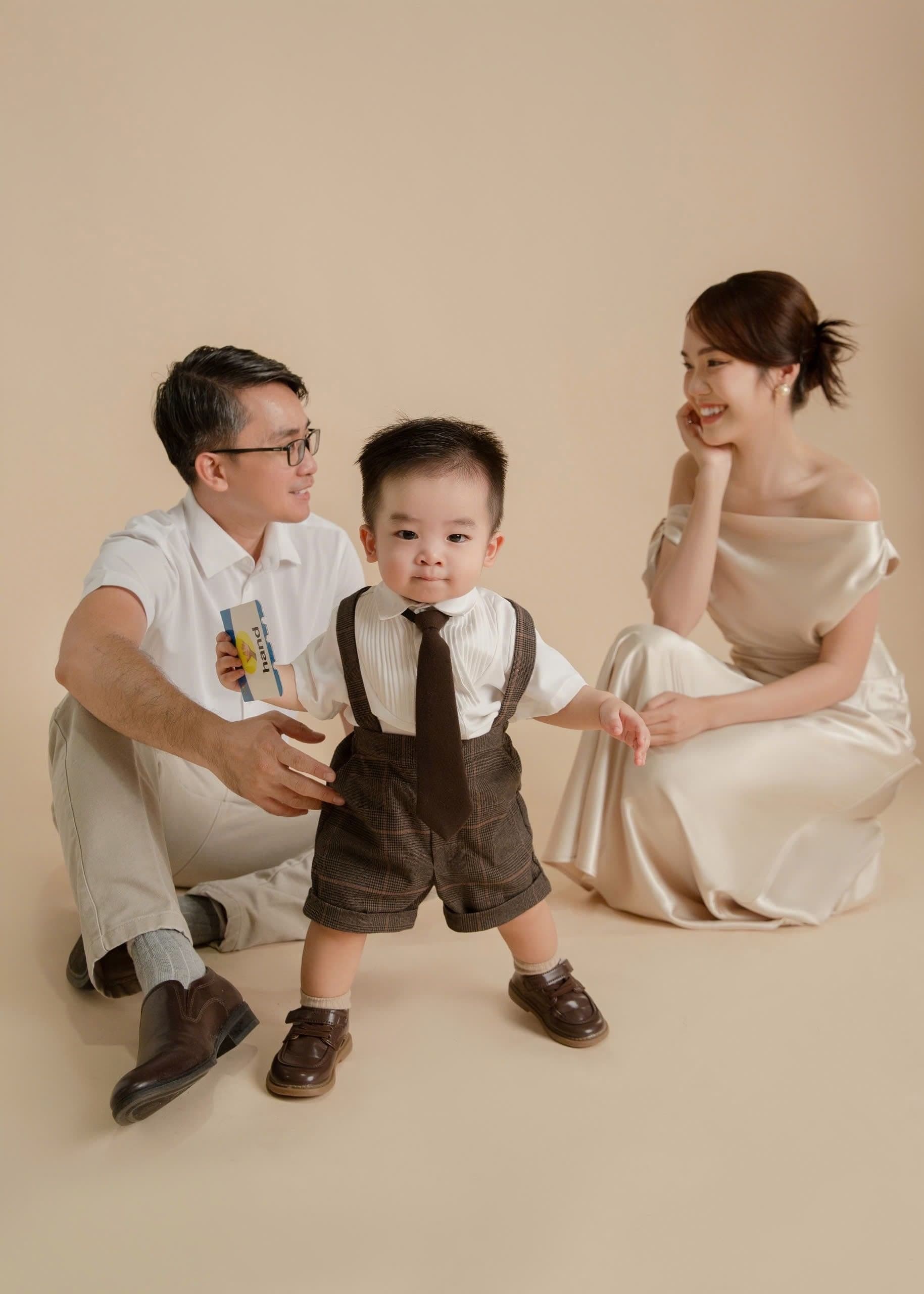 Potret keluarga hangat di studio foto — ilustrasi gaya foto profesional Alfa Elfa Photography
