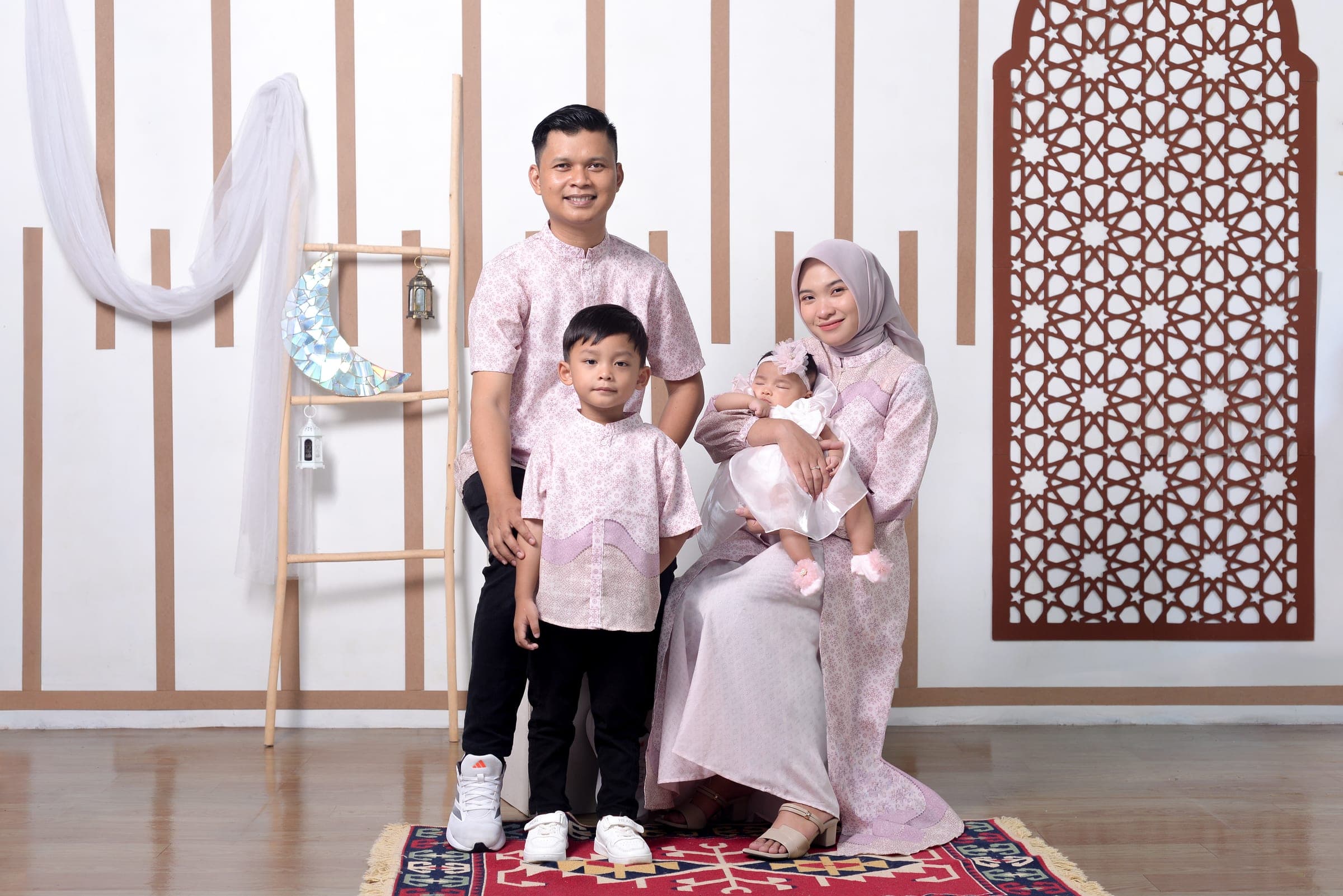 Foto keluarga konsep boho dengan baju couple di studio Alfa Elfa Photography Parung Panjang