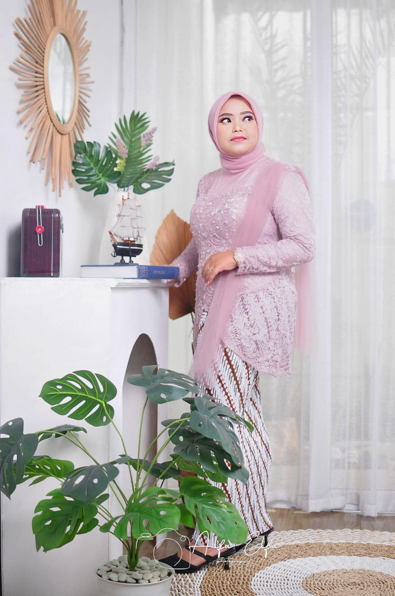 Foto prewedding wanita berkebaya pink dengan gaya elegan