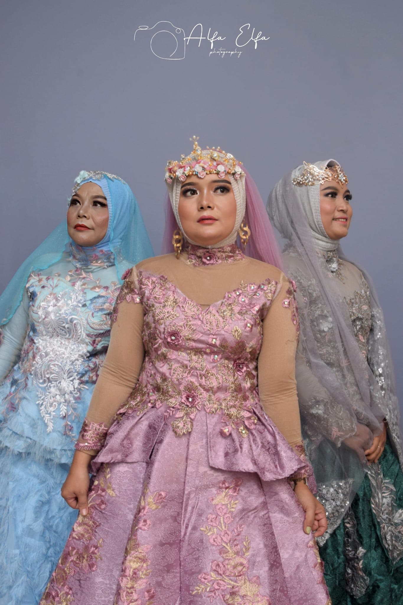 Foto wedding tiga wanita berkebaya pink dengan mahkota pengantin